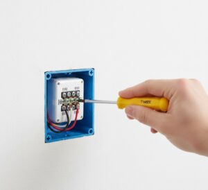 Instalação técnica de um timer digital em uma caixa de passagem, garantindo segurança e durabilidade.