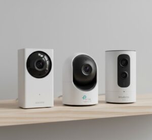 Comparativo físico de diferentes modelos de câmeras Wi-Fi para análise de custo-benefício.