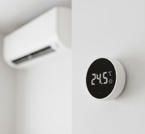 Sensor de temperatura Xiaomi instalado na parede para automação inteligente de ar-condicionado
