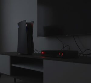 Equipamentos eletrônicos em standby com pequenos LEDs vermelhos brilhando no escuro.