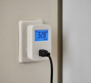 Medidor de energia digital registrando o consumo real de uma geladeira Consul.