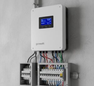 Inversor solar instalado em uma garagem, mostrando a produção de energia em tempo real.