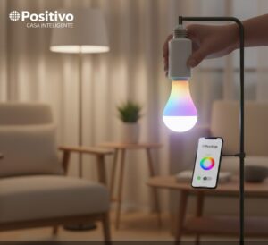 Mão instalando uma lâmpada LED RGB Wi-Fi em uma luminária de piso, com a lâmpada acesa em cores vibrantes. Ao lado, um smartphone exibe o aplicativo de controle da lâmpada, mostrando a interface de seleção de cores.